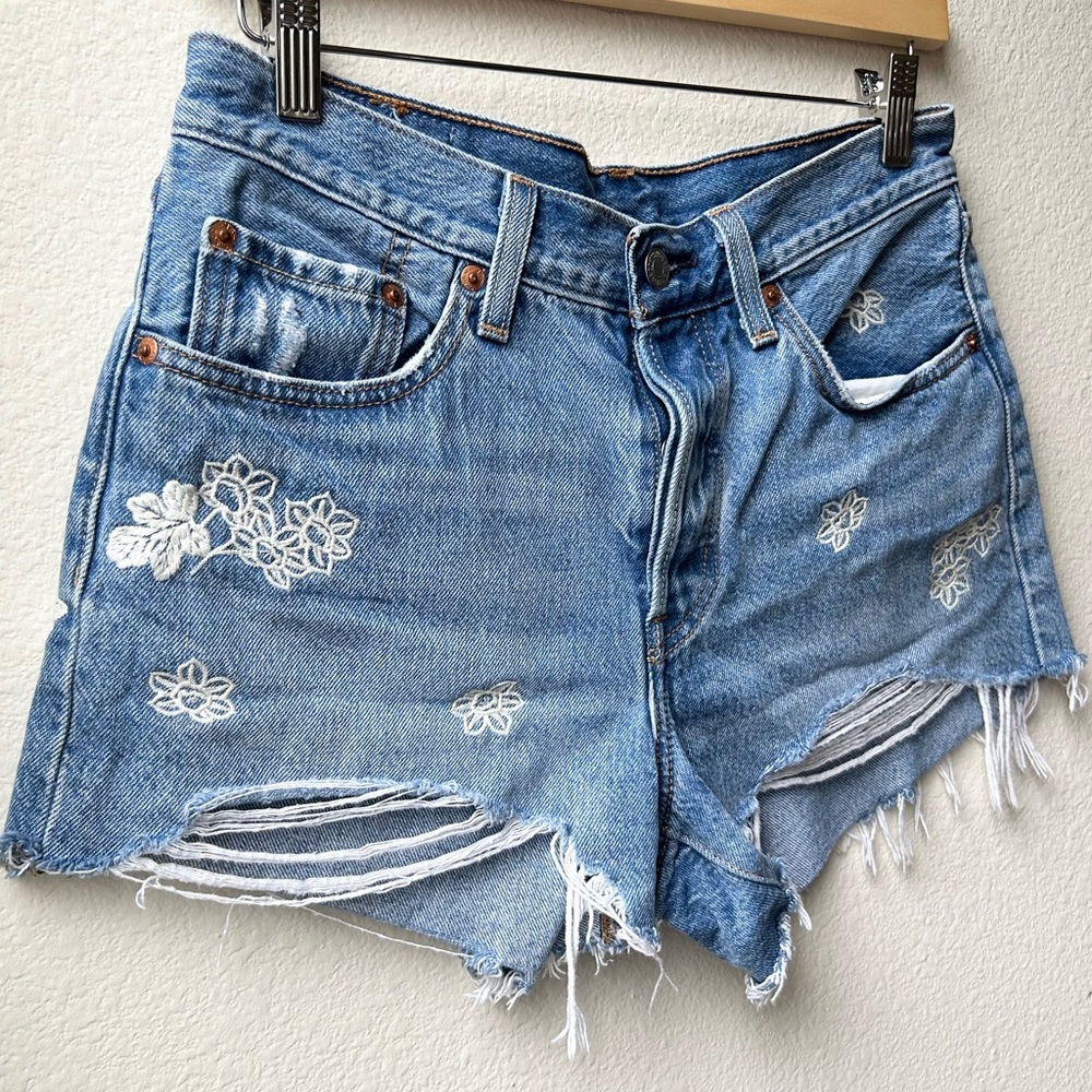 Levi’s 501 high rise jean cut off short in Moraga Embroidered floral Sz 26